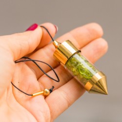 peridot,peridot crystal, peridot pendulum, crystal pendulum, pendulum, information, intuition