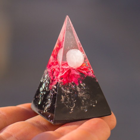 Kristal roževec, piramida, orgonit