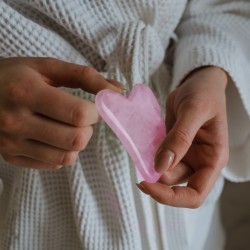 gua sha s pravimi kristali roževec, trgovina s kristali, masaža obraza, ženska lepota, naravna lepota