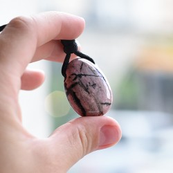 kristal rodonit, energijski nakit obesek, nakit s kristali, težave v partnerstvu