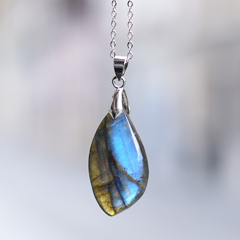 labradorit kristal, obesek ogrlica, energijski nakit