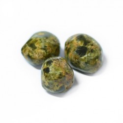 green garnet, garnet, green garnet crystal, crystals for wealthy, lucky crystals, crystals for motivation