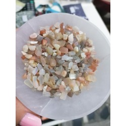 drobni polirani naravni kristali, mesečev kamen