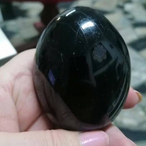 črni turmalin brušen večji kristal, črni turmalin kristal za zaščito, trgovina s kristali