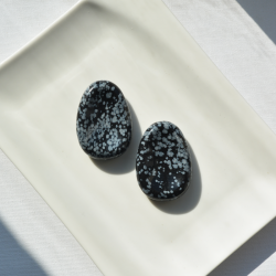 trgovina s kristali, kamen za pomiritev, snežni obsidian, kristal za pomirjanje, obsidian žepni kristal