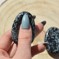 trgovina s kristali, kamen za pomiritev, snežni obsidian, kristal za pomirjanje, obsidian žepni kristal