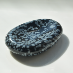 trgovina s kristali, kamen za pomiritev, snežni obsidian, kristal za pomirjanje, obsidian žepni kristal