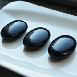 obsidian palm stone, palmstone, worry stone, kristal za zaščito