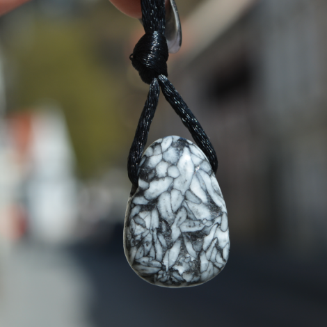 pinolit, kristal za pomirjanje, kristal proti stresu, ogrlica iz kristala