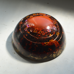 orgonit, orgonit polobla rdeči jaspis črni turmalin oniks kristali za prostor, kristali za sobo