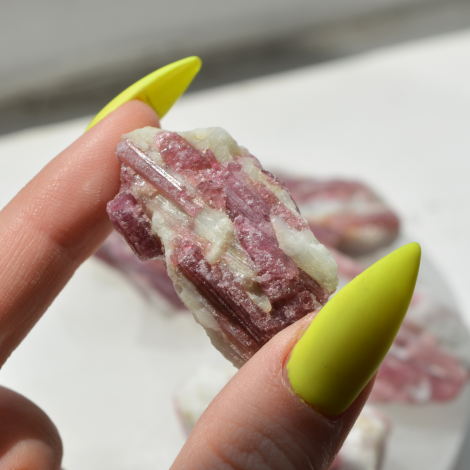 roza turmalin nebrušen kristal, kristal za ljubezen, rubelit cena