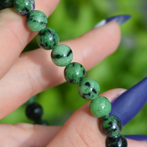 zapestnica s kristalom zoisit, moč kristala zoisitkristal rubin zoisit, zapesntica 8 mm, trgovina s kristali, energijski nakit