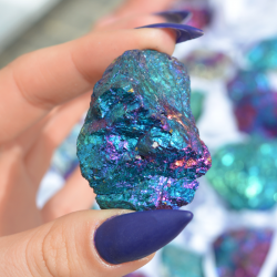 halkopirit nebrušen kristal, halkopirit surovi kristal, kristal za meditacijo