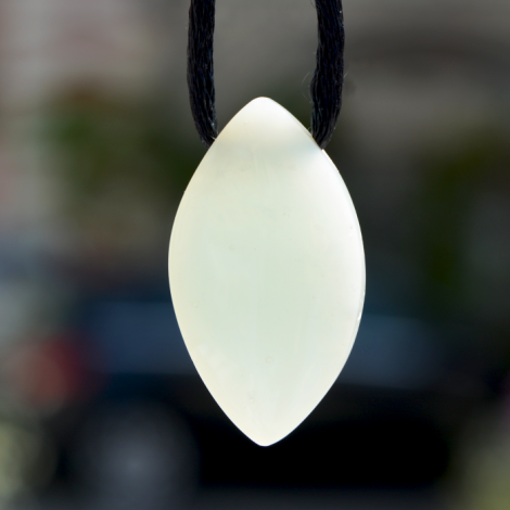 ogrlica iz krizopala, oglica, poldragi kamni,