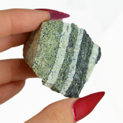 nebrušeni kristal serpentin