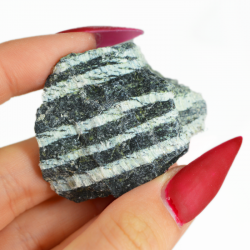 neobdelan naravni surovi kristal serpentin