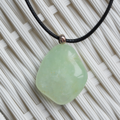 Ogrica iz kristala prehnit, nakit s kristali, kristali po ugodni ceni, trgovina z kristali, ezoterika