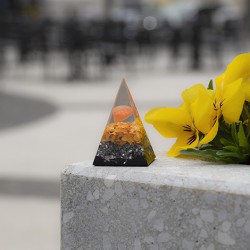 carnelian, orgonite, orgonite pyramid