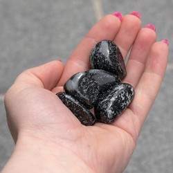 sienit, sienit kristal, sienit kamen, kamen za zaščito, kristali za prizemljitev