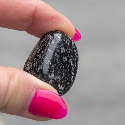 sienit, sienit kristal, sienit kamen, kamen za zaščito, kristali za prizemljitev