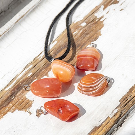 karneol, karneol kristal, kristali za uživanje v življenju, karneol zapestnica, kristali za energijo, kristali za strast
