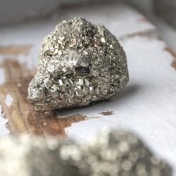 pirit, pirit kristal, pirit nebrušen kos, pirit cena, kristal za obilje, kristali za posel, kristali za denar