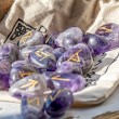 Ametist, ametist kristal, ametist rune, rune iz kristalov, nordijske rune, set run, kristali za mir