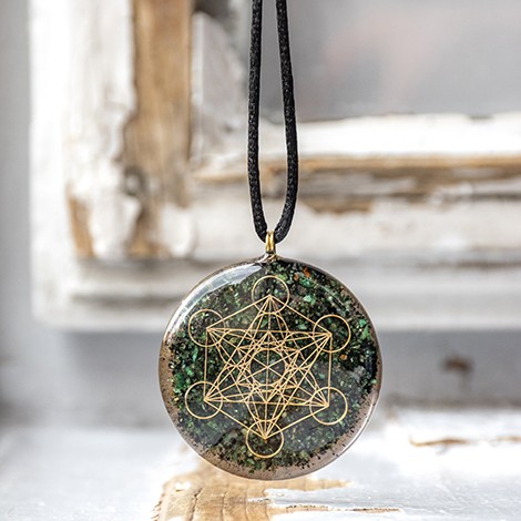 fuchsite, black tourmaline, orgonite, orgonite necklace, energy jewellery, luck crystals, meditation crystals, optimism