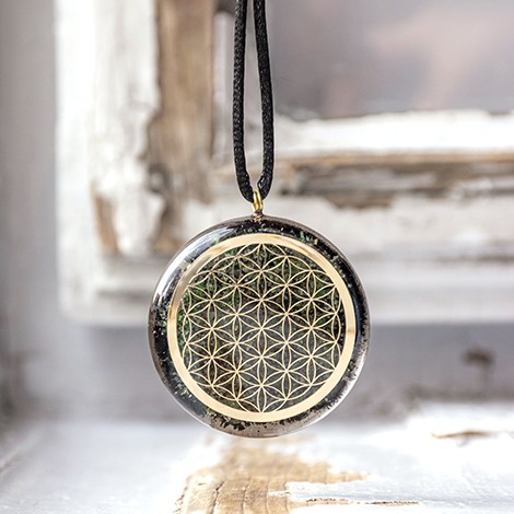 green aventurine, black tourmaline, orgonite, orgonite necklace, energy jewellery, lucky crystal, health crystal