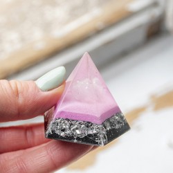 rose quartz, orgonite, orgonite pyramid, rose quart orgonite