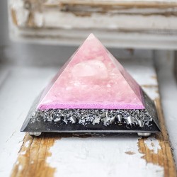 roževec, roževec kristal, orgonit, orgonit piramida, orgonit s kristali, orgoniti proti sevanju, kristal za ljubezen