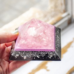 roževec, roževec kristal, orgonit, orgonit piramida, orgonit s kristali, orgoniti proti sevanju, kristal za ljubezen