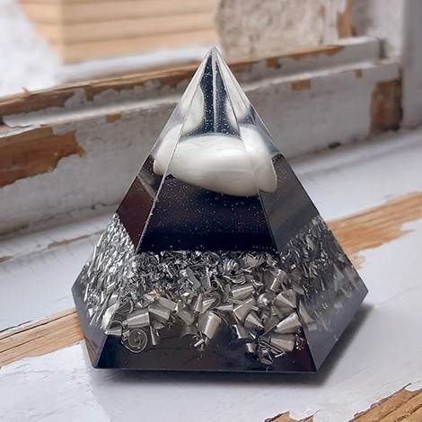 magnezit, magnezit kristal, orgonit, orgonit piramida, orgonit s kristali, magnezit ogronit