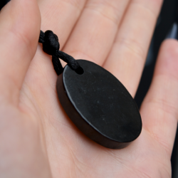 šungit ogrlica, kristalna ogrlica iz šungita, energetski nakit, zaščita pred sevanjem trgovina s kristali, ugodni kristali