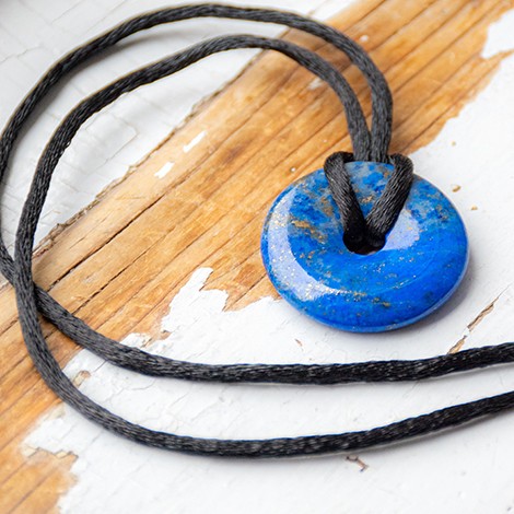 lapis lazuli, lapis lazuli kristal, lapis lazuli ogrlica, lapis lazuli nakit, nakit s kristali, grlena čakra,komunikacija