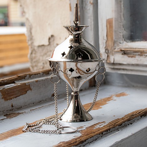 kadilnica, kadilnica za smole, kadilnica iz kovine, viseča kadilnica, kadilni obred, prekajevanje