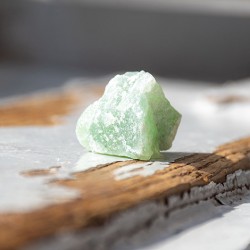 žad, žad kristal, žad nebrušen, nebrušeni kristali, kristal za srečo, kristal za obilje