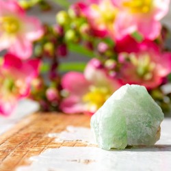 žad, žad kristal, žad nebrušen, nebrušeni kristali, kristal za srečo, kristal za obilje