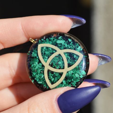 malahit, črni turmalin, orgonit, orgonit ogrlica, orgonit nakit, zaščita, kristali za odnose, kristali za ljubezen, sevanje