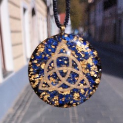 lapis lazuli,črni turmalin, zlato, orgonit, orgonit ogrlica, orgonit nakit, kristal za zaščito, energijski nakit