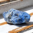 Lapis lazuli nebrušen kristal za komunikacijo