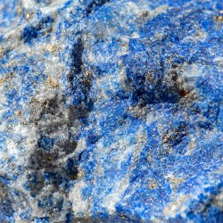 Lapis lazuli nebrušen kristal modrosti in resnice