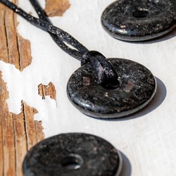 Naravni numit nakit
Numit kristal ogrlica
Numit okrogel obesek