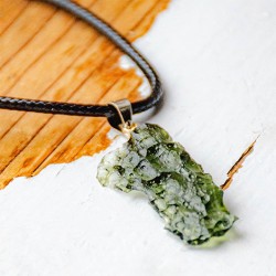 Moldavit ogrlica
Naravni moldavit
Zeleni kristal Tektit,