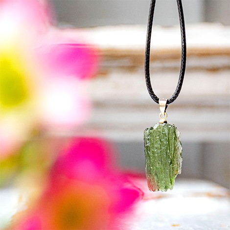 Moldavit ogrlica
Naravni moldavit
Zeleni kristal Tektit,